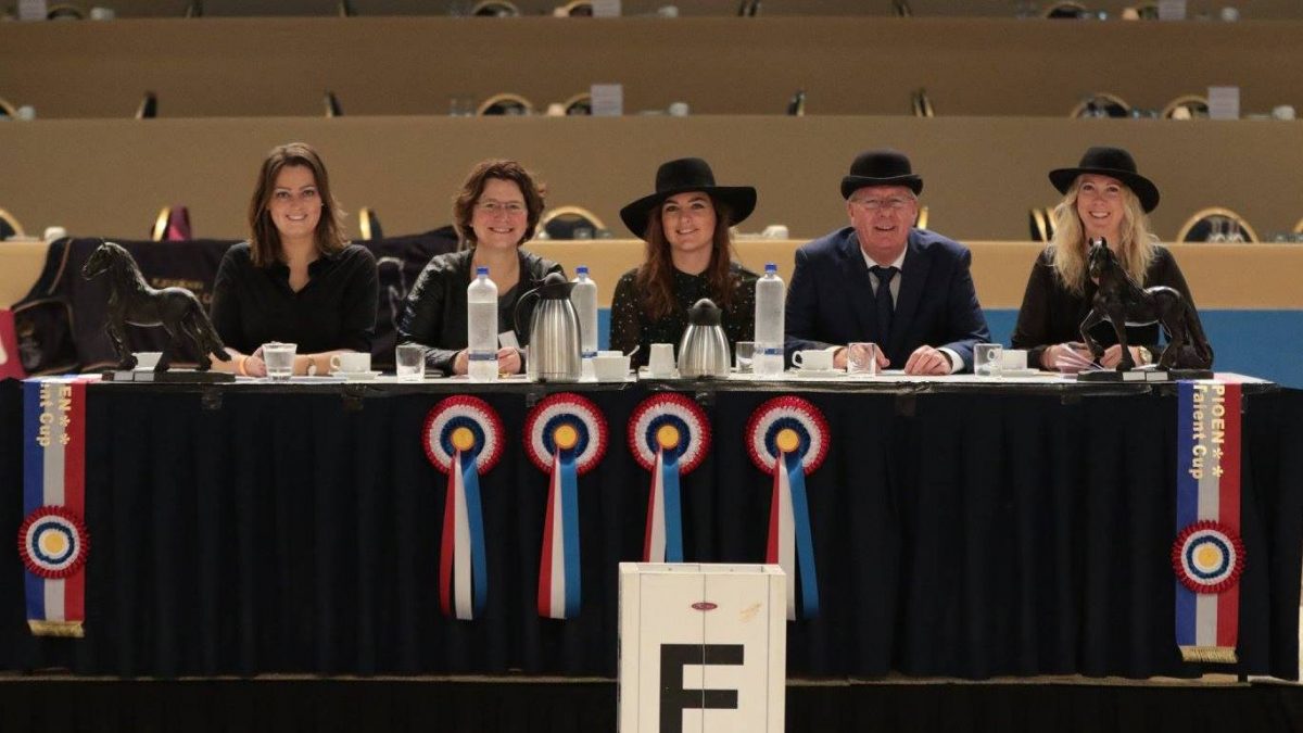 De jury van de Friesian Talent Cup tijdens de KFPS-hengstenkeuring.