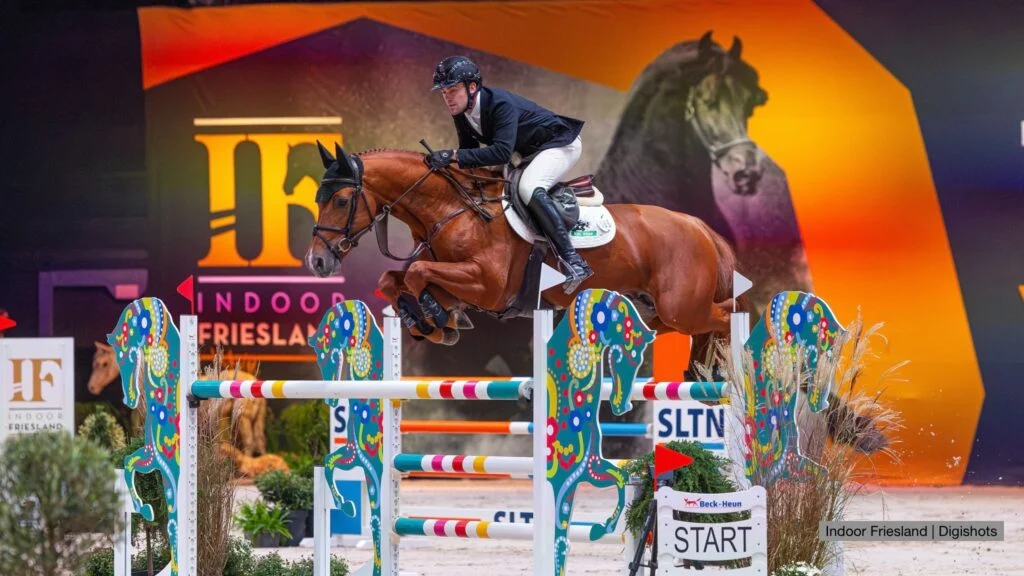 VDL-Stud ruiter Luke Hill begint goed op thuiswedstrijd Indoor Friesland