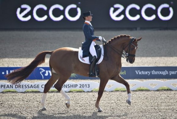 Adelinde Cornelissen bezig met haar bronzen Special op Jerich Parzival.