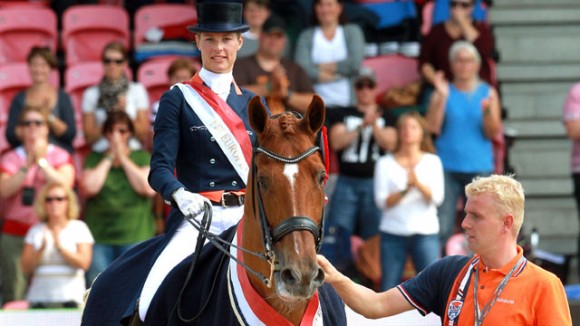 Brons voor Adelinde Cornelissen en Parzival. Rechts haar partner Sjaak van der Lei. ©Jacob Melissen