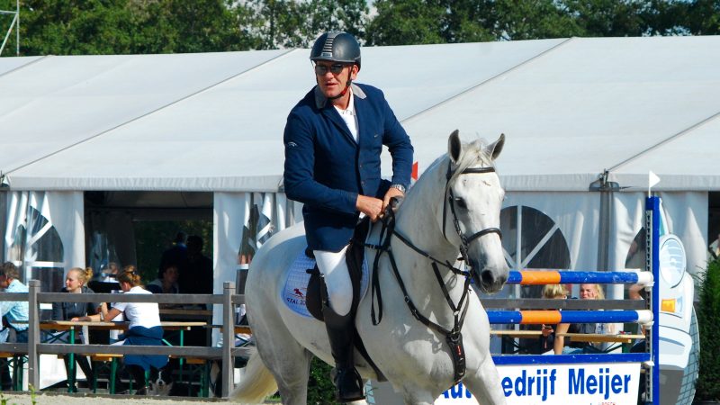 Albert Zoer rijdt Edorette bij Jumping Outdoor Tolbert naar de overwinning in de klasse Z.