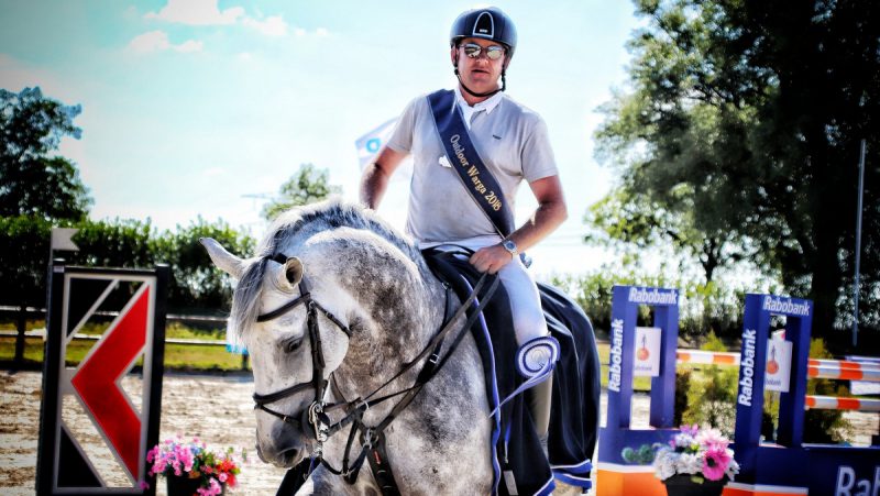 Albert Zoer en Freedom tijdens de ereronde van Outdoor Warga.