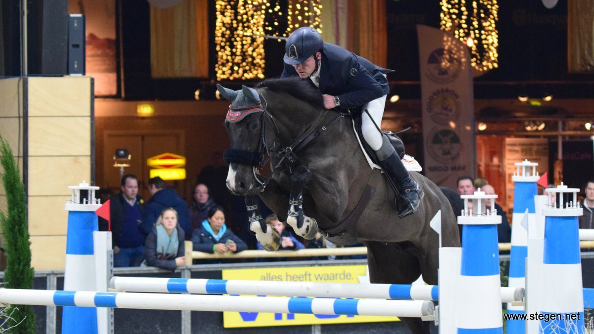 Albert Zoer rijdt Heechhiem's Cancun Vdm naar de overwinning in het eerste 1.40 tijdens Indoor Groningen.