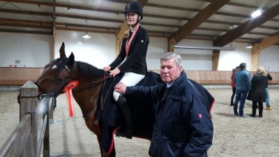 Drents kampioene Alice Jakobs, op de foto met haar trotse opa Jan Robaard, werd fraai derde in de klasse ZZ. foto: Facebook