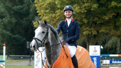 Amber Meijer en KM Dikarlos bij de prijsuireiking.