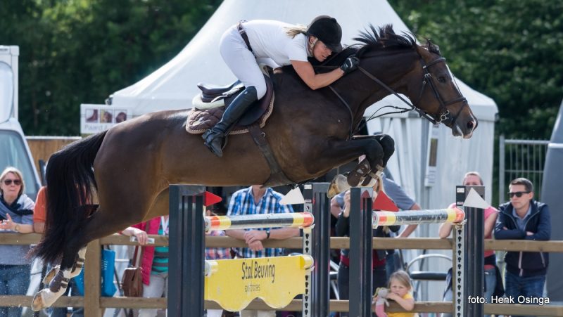 Angelique Hoorn grijpt met Evergo de overwinning in de Grote Prijs van Eext. foto: Henk Osinga