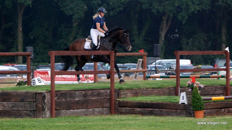 Aniek Diks gaat met de hengst Huro's Winston-Jumper over de Ierse wal.