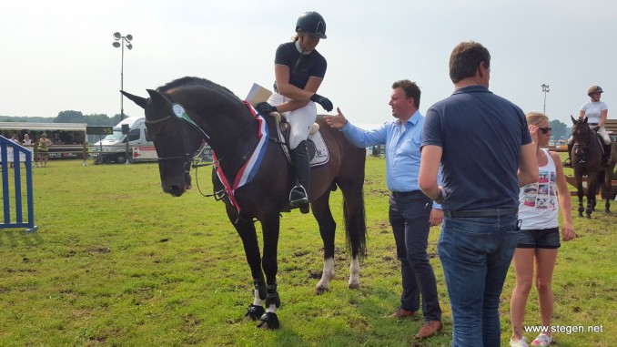 Aniek Diks won vorig jaar de eerste editie van Hippisch Holtrijk. Ze krijgt de felicitaties van voorzitter Derkjan Schepers.