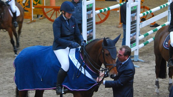 Aniek Diks won met Lorain het Z-klassiek tijdens het Indoor Concours Winschoten.