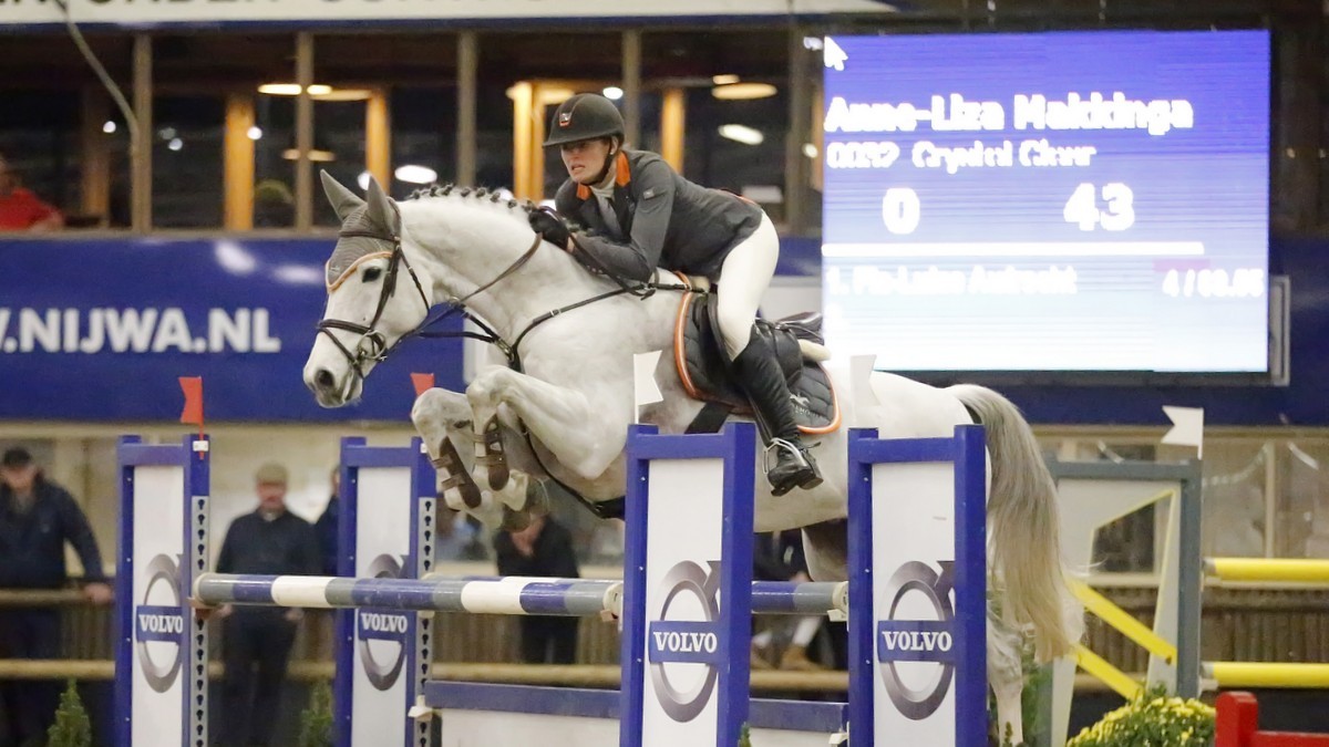 Anne-Liza Makkinga won met Chrystal Clear de openingsrubriek bij Indoor Wierden.