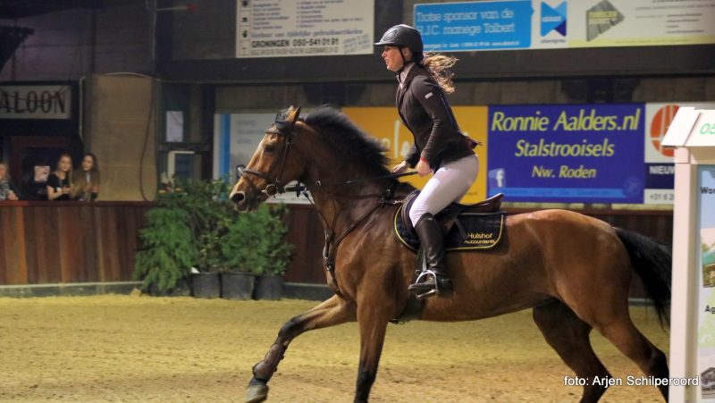 Indoor Tolbert. Anne-Lotte Tijhuis tijdens haar winnende rit met Casaktie. foto: Arjen Schilperoord