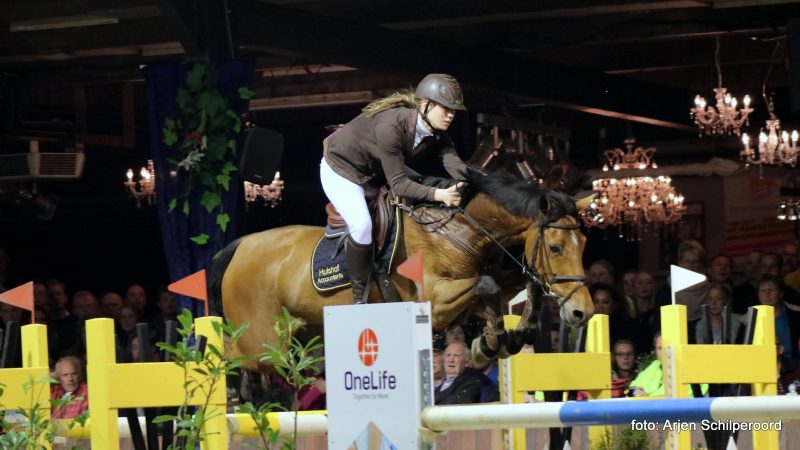 Anne-Lotte Tijhuis op weg naar de overwinning in Tolbert met Casaktie.