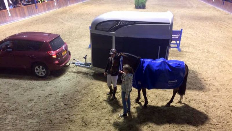 Indoor Tolbert. Anne-Lotte Tijhuis en haar paard Casaktie bij de gewonnen trailer van Eemsned.