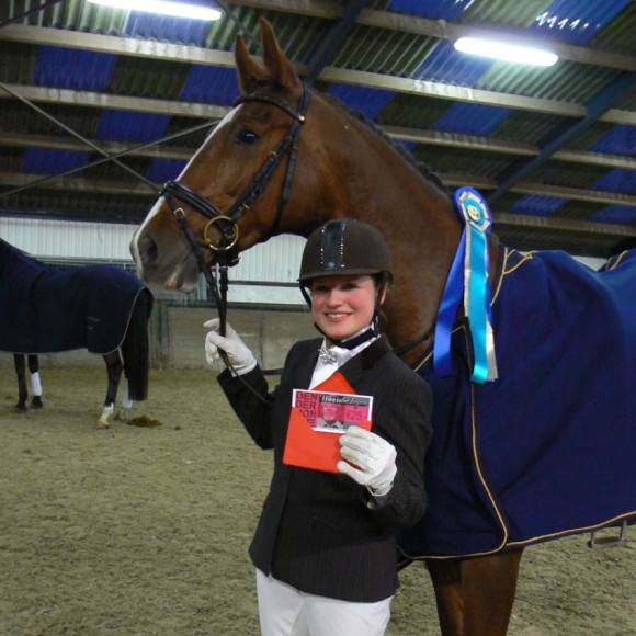 Annemarie Tiktak toont trots haar prijs na de overwinning met Wonderlady.