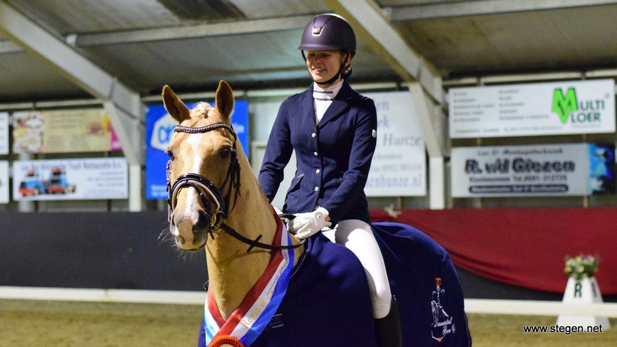 Ava Krause werd met Golden Legend Drents kampioen Z2 bij de pony's.