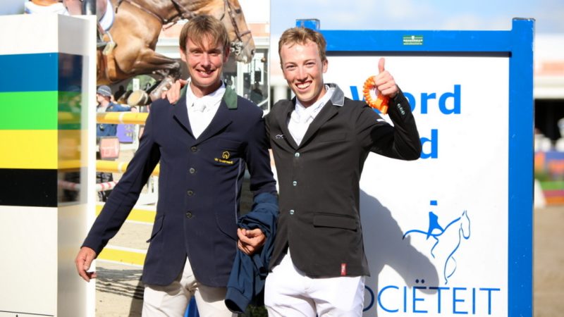 Bart Bles en Wilton Porter vieren hun gezamenlijke overwinning bij Outdoor Gelderland.