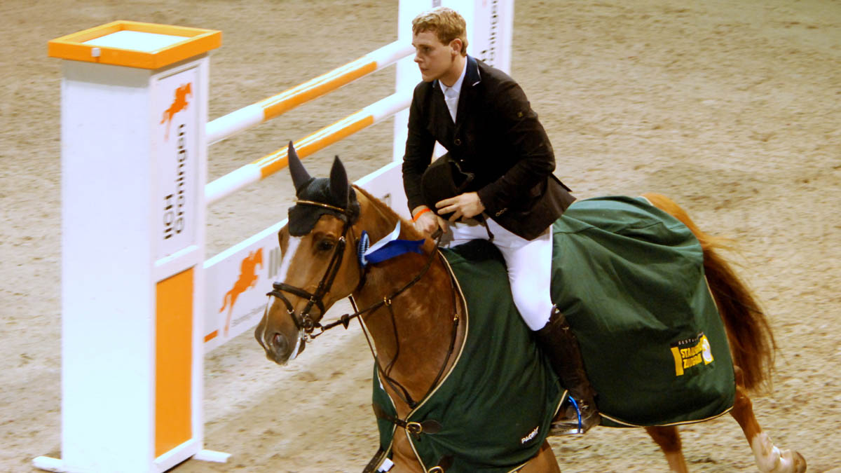 Bart Haselbekke rijdt de ereronde, na zijn overwinning in de 1.35-finale met Qualif de Thurin. ©Steven Stegen