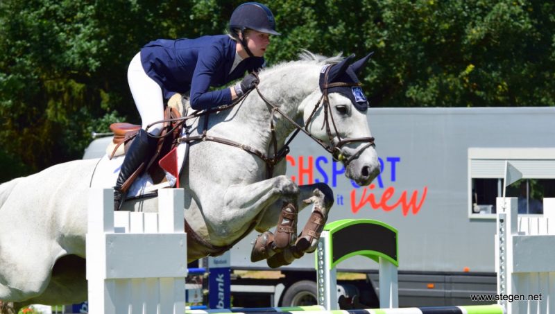 Beaudine Hollemans met Bella Diva op weg naar weer een overwinning op CH Parkstad Veendam.