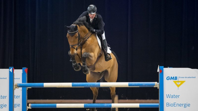 Ben Schroder en Davino op weg naar de overwinning in de Grote Prijs van Indoor Drachten.