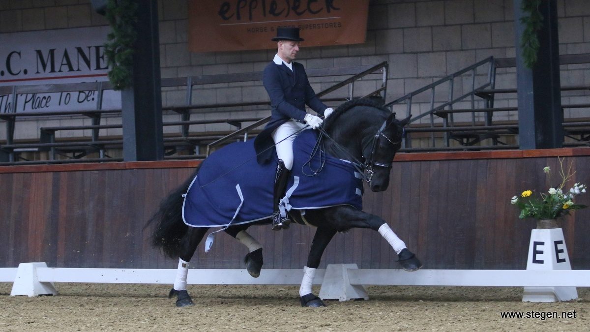 Bennie van Es rijdt met Dorian van Soma zijn laatste ereronde. Het paard is verkocht en inmiddels bij de nieuwe eigenaar.