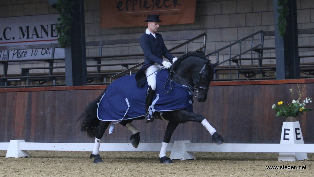 Bennie van Es rijdt met Dorian van Soma zijn laatste ereronde. Het paard is verkocht en inmiddels bij de nieuwe eigenaar.