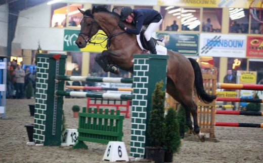 Bert-Jan Zuidema rijdt Zepp naar de zege in de slotrubriek van Indoor Hartje Drenthe in Beilen. ©horsefotografie