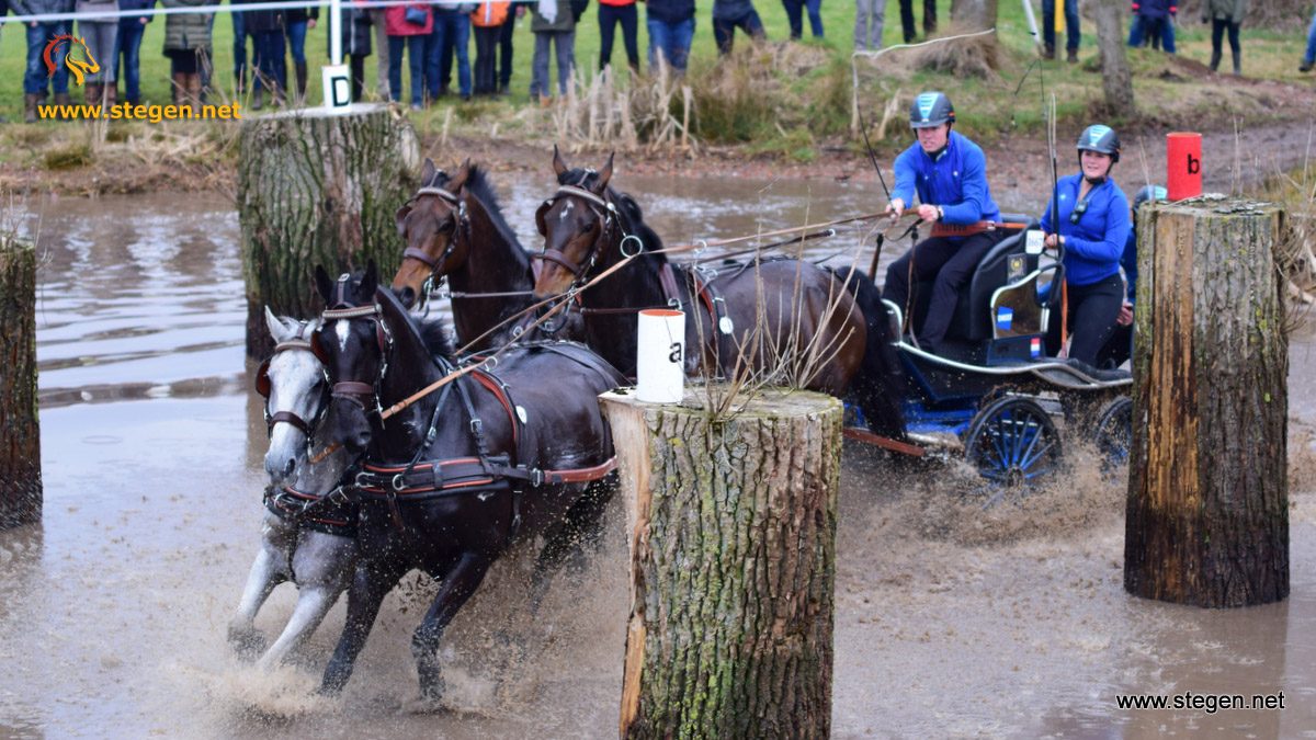 Bram Chardon gaat in Exloo door de waterhindernis.