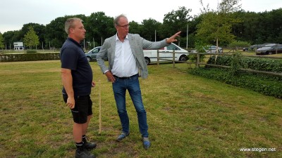 Voorzitter Christiaan Hendriksen overlegt met de tentenbouwer.