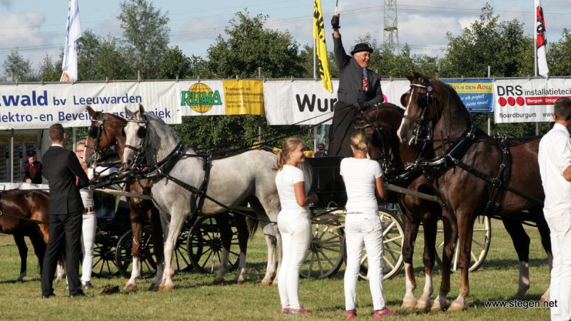 Leendert Veerman viert zijn overwinning in de Frank Roest prijs bij het CH Drogeham.