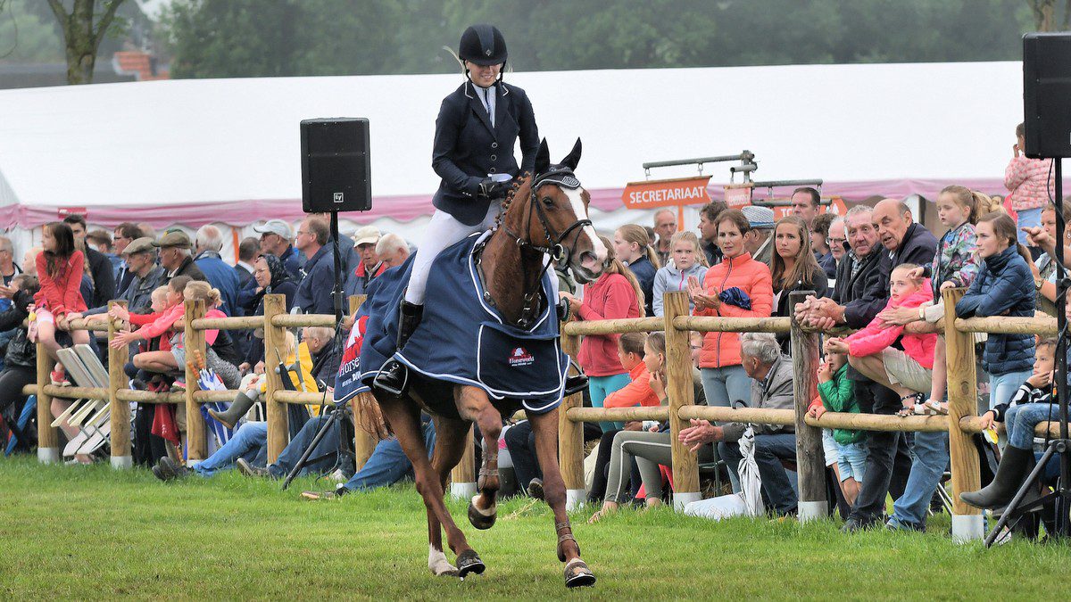 Laura Slager rijdt met la Serena de ereronde bij het druk bezochte CH Rouveen.