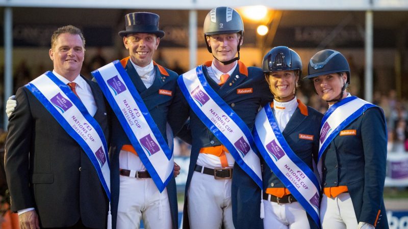 landenwedstrijd dressuur. Het winnende dressuurteam met bondscoach Johan Rockx.