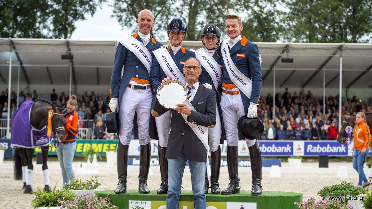 Hans Peter Minderhoud, Emmelie Scholtens, Madelein Witte-Vrees, Edward Gal en bondscoach Rien van der Schaft op het podium bij het CHIO Rotterdam.