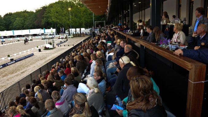 Volle tribunes bij het CHIO Rotterdam. In 2019 zijn er drie EK's in het Kralingse Bos. foto: CHIO Rotterdam