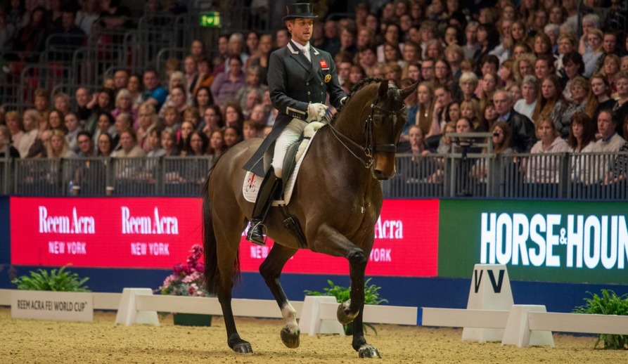 Carl Hester pakte met Nip Tuck de overwinning in de wereldbeker in Londen. foto: FEI | Jon Stroud