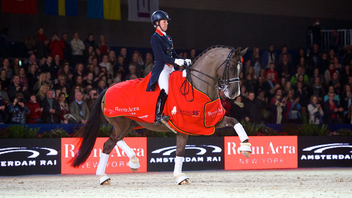 Charlotte Dujardin rijdt bij Jumping Amsterdam de ereronde met Valegro.  ©FEI/Arnd Bronkhorst