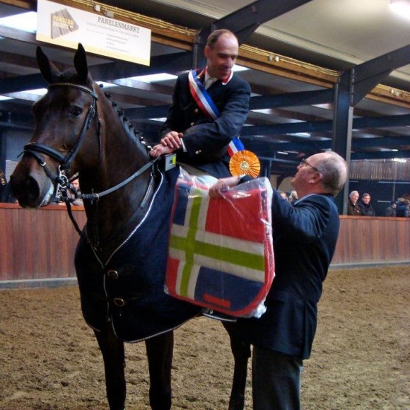 Voorzitter Derk Scheper feliciteert Z-kampioen Claus Beishuizen. ©KNHS-Groningen