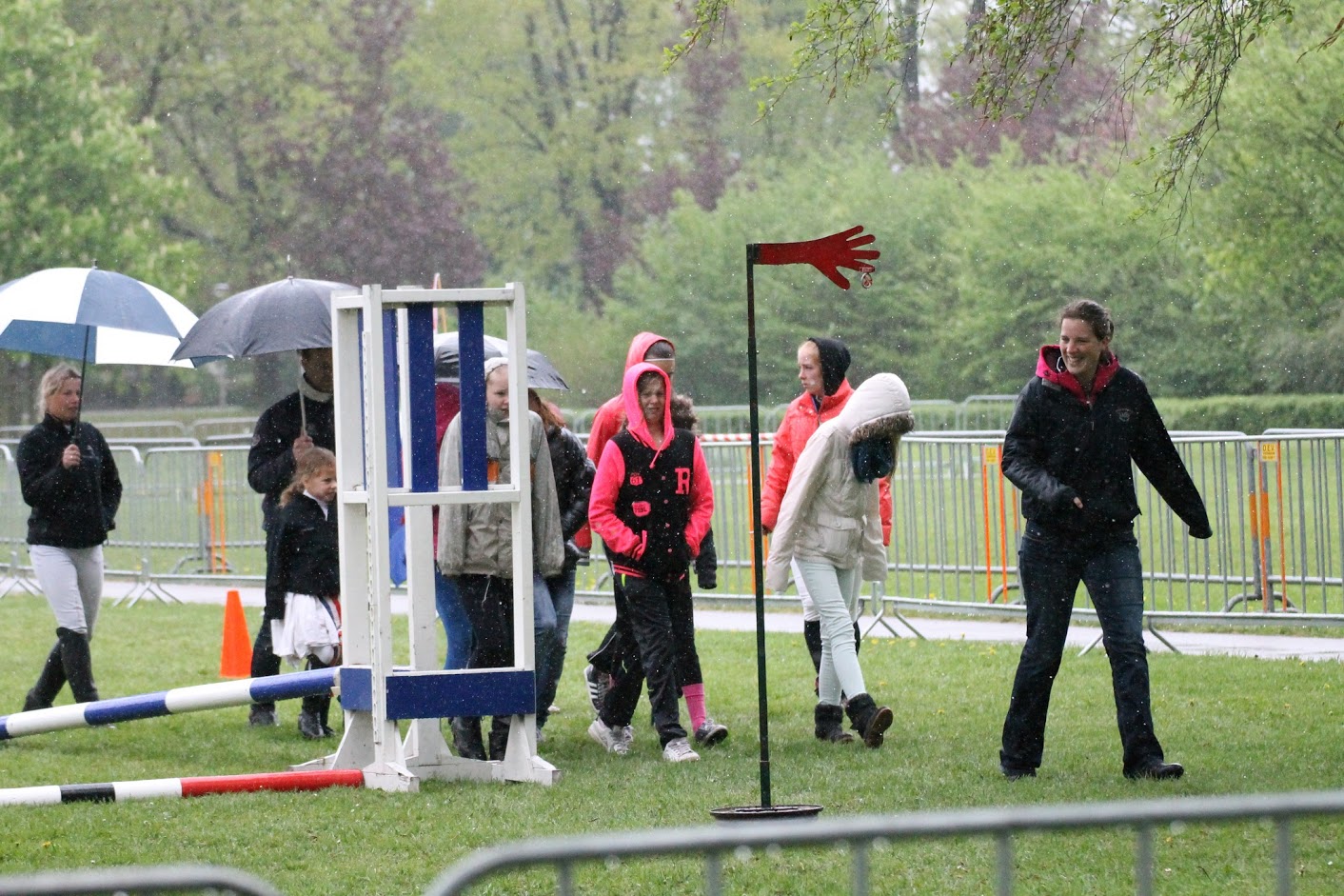 Deelnemers aan het CH Coevorden verkennen het parcours in de regen.