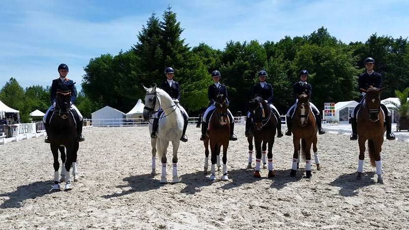 De prijsuitreiking in Compiègne, met links Marjan Hooge en Fulltime.