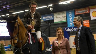 Conor Drain ontvangt met Zidan de beker.