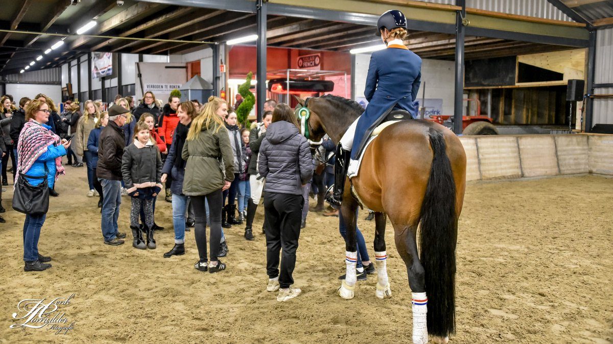 Indoor Hartje Drenthe. Fans drommen samen rond Adelinde Cornelissen.