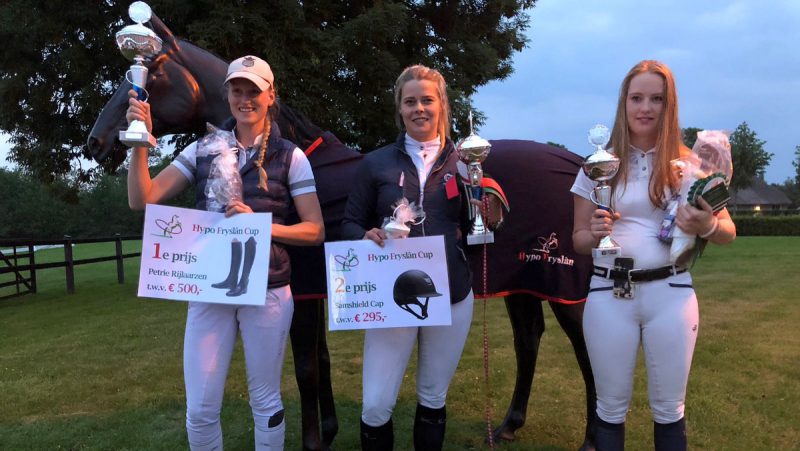 De winnaars bij de paarden.