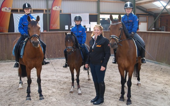 Agnes Dalemans met leerlingen van vorig jaar.