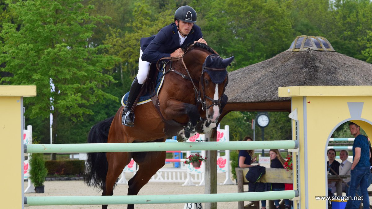 Daan van Geel won met Escobar de Grote Prijs 1.40 tijdens het CH Mierlo.