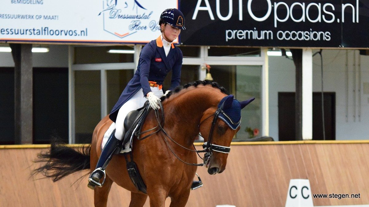 Daphne van Peperstraten won met Greenpoint's Cupido de kür voor Junioren bij Dutch Topsport Dressage.