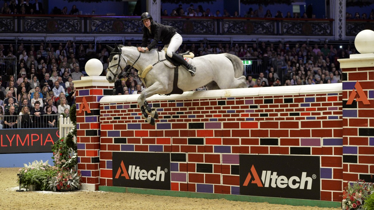 Olympia London Horse Show David Simpson gaat met Richi Rich over de muur van 2,20 meter.