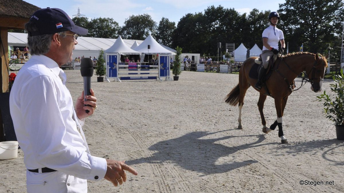 Albert Voorn beoordeelde de jonge springpaarden.