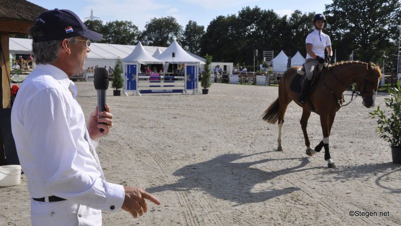 Albert Voorn beoordeelde de jonge springpaarden.