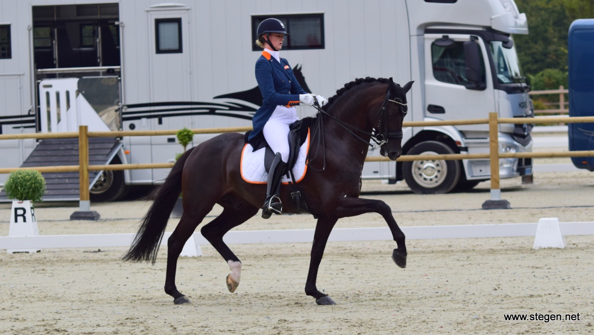 Denise Nekeman zette met de hengst Boston STH het beste Nederlandse resultaat neer in de landenwedstrijd.