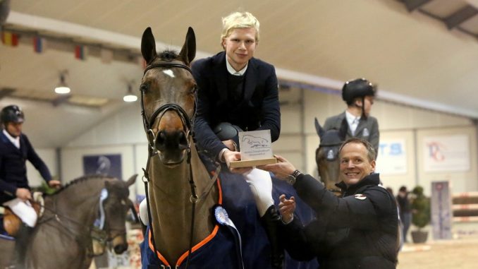 Dennis van den Brink krijgt de prijs van Eric Morssinkhof, de eigenaar van PSC Lichtenvoorde. foto: Wendy Scholten