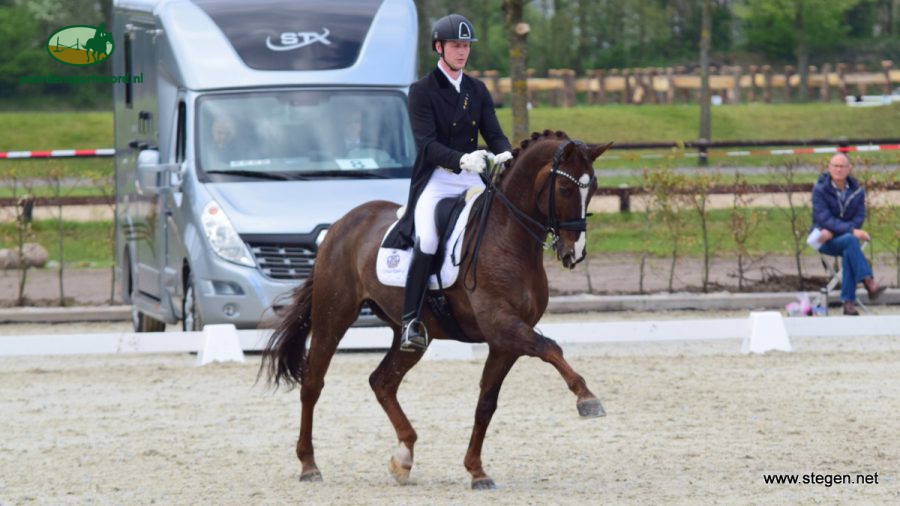 Topsport Dressuur Exloo. Diederik van Silfhout rijdt For Seasons naar de overwinning in Exloo.